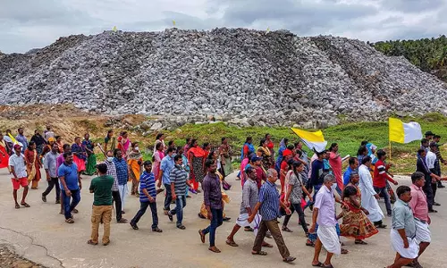 വിഴിഞ്ഞം സമരം പതിനഞ്ചാം ദിനത്തില്; മന്ത്രിതല ഉപസമിതിയുമായുള്ള ചര്ച്ച ഇന്ന് വിഴിഞ്ഞം സമരം പതിനഞ്ചാം ദിനത്തില്; മന്ത്രിതല ഉപസമിതിയുമായുള്ള ചര്ച്ച ഇന്ന്