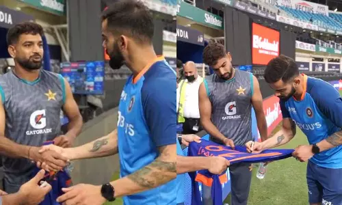 ത്രില്ലർ പോരിനൊടുവിൽ ആഗ്രഹം പറഞ്ഞു; ഹാരിസ് റഊഫിന് ജഴ്‌സി ഒപ്പിട്ടുനൽകി കോഹ്ലി