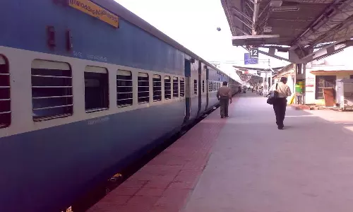 എറണാകുളത്ത് ട്രെയിനുകൾ വൈകുന്നു; പരശുറാം എക്സ്പ്രസ് വഴിതിരിച്ചുവിട്ടു