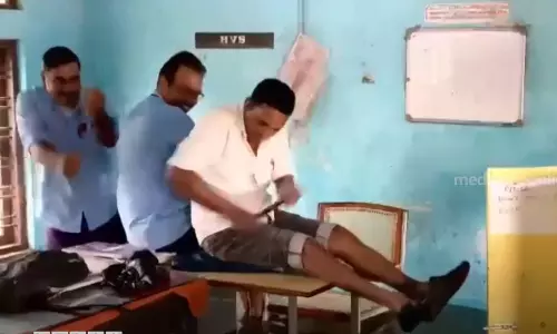 വെള്ളം കയറിയ കെ.എസ്.ആർ.ടി.സി എറണാകുളം ഡിപ്പോയിൽ വഞ്ചിപ്പാട്ട് പാടി ജീവനക്കാർ; വൈറലായി വീഡിയോ വെള്ളം കയറിയ കെ.എസ്.ആർ.ടി.സി എറണാകുളം ഡിപ്പോയിൽ വഞ്ചിപ്പാട്ട് പാടി ജീവനക്കാർ; വൈറലായി വീഡിയോ