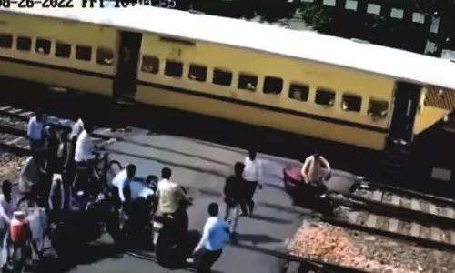 പാളത്തിൽ ബൈക്ക് കുടുങ്ങി, ടെയിനിടിക്കാതെ തലനാരിഴയ്ക്ക് യുവാവിന്റെ രക്ഷപ്പെടൽ: വീഡിയോ പാളത്തിൽ ബൈക്ക് കുടുങ്ങി, ടെയിനിടിക്കാതെ തലനാരിഴയ്ക്ക് യുവാവിന്റെ രക്ഷപ്പെടൽ: വീഡിയോ