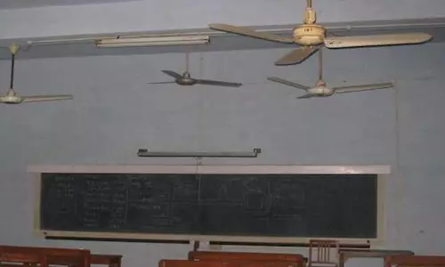 ക്ലാസ് എടുക്കുന്നതിനിടെ ഫാൻ പൊട്ടിവീണു; വിദ്യാർഥിനിക്ക് പരിക്ക്