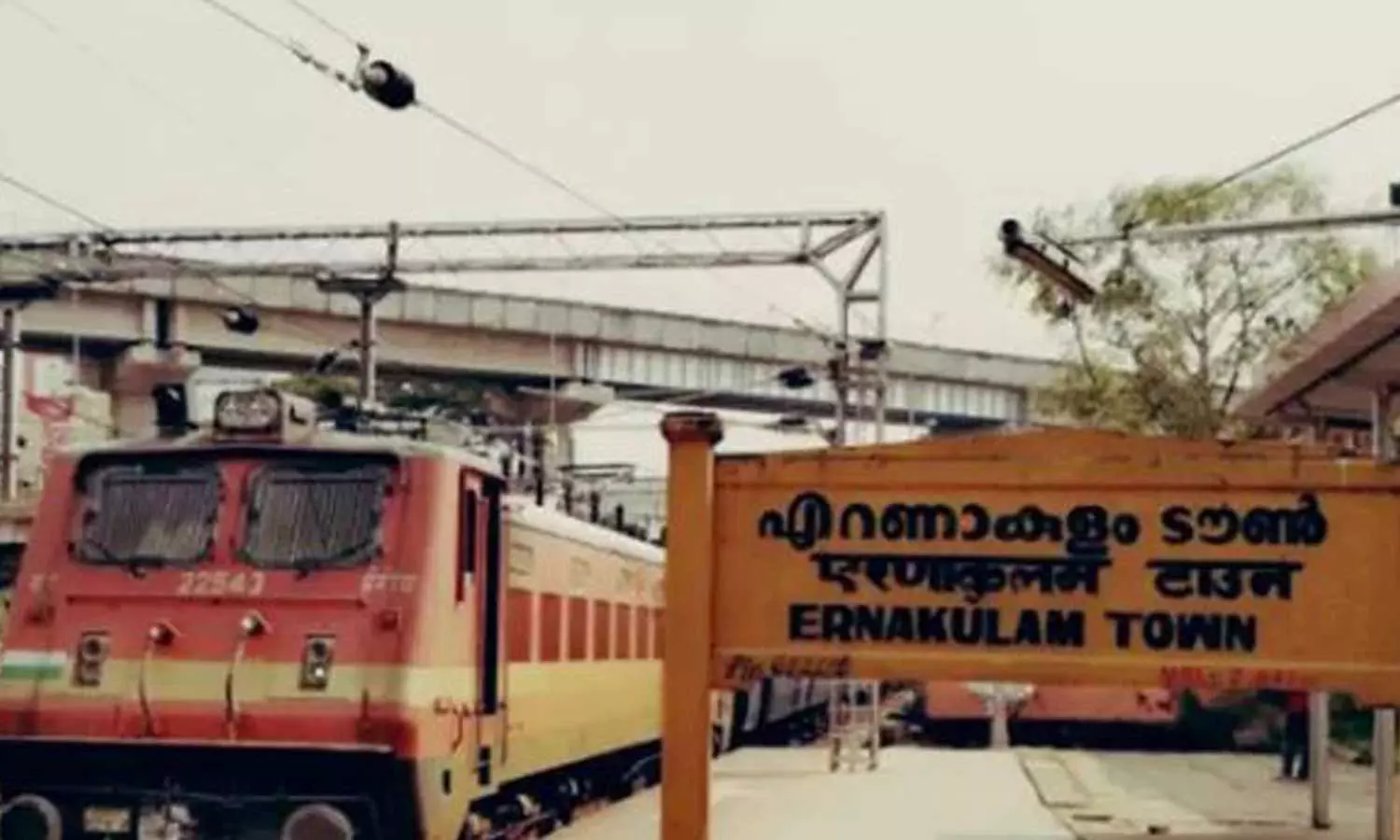 സിഗ്നൽ തകരാർ പരിഹരിച്ചില്ല; എറണാകുളം വഴിയുള്ള ട്രെയിനുകൾ വൈകിയോടുന്നു സിഗ്നൽ തകരാർ പരിഹരിച്ചില്ല; എറണാകുളം വഴിയുള്ള ട്രെയിനുകൾ വൈകിയോടുന്നു