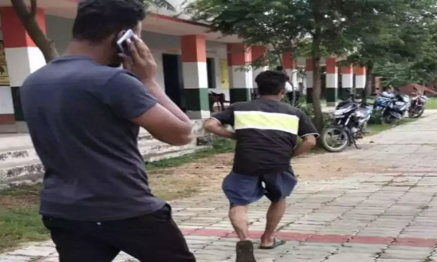 പരീക്ഷക്ക് കുറഞ്ഞ മാർക്ക് നൽകിയതിന് അധ്യാപകനെ വിദ്യാർഥികൾ മരത്തിൽ കെട്ടിയിട്ട് തല്ലി പരീക്ഷക്ക് കുറഞ്ഞ മാർക്ക് നൽകിയതിന് അധ്യാപകനെ വിദ്യാർഥികൾ മരത്തിൽ കെട്ടിയിട്ട് തല്ലി