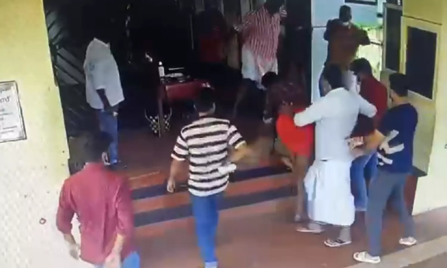 കോഴിക്കോട് മെഡിക്കൽ കോളേജിൽ സെക്യൂരിറ്റി ജീവനക്കാർക്ക് മർദനം; സിസിടിവി ദൃശ്യങ്ങൾ പുറത്ത് കോഴിക്കോട് മെഡിക്കൽ കോളേജിൽ സെക്യൂരിറ്റി ജീവനക്കാർക്ക് മർദനം; സിസിടിവി ദൃശ്യങ്ങൾ പുറത്ത്