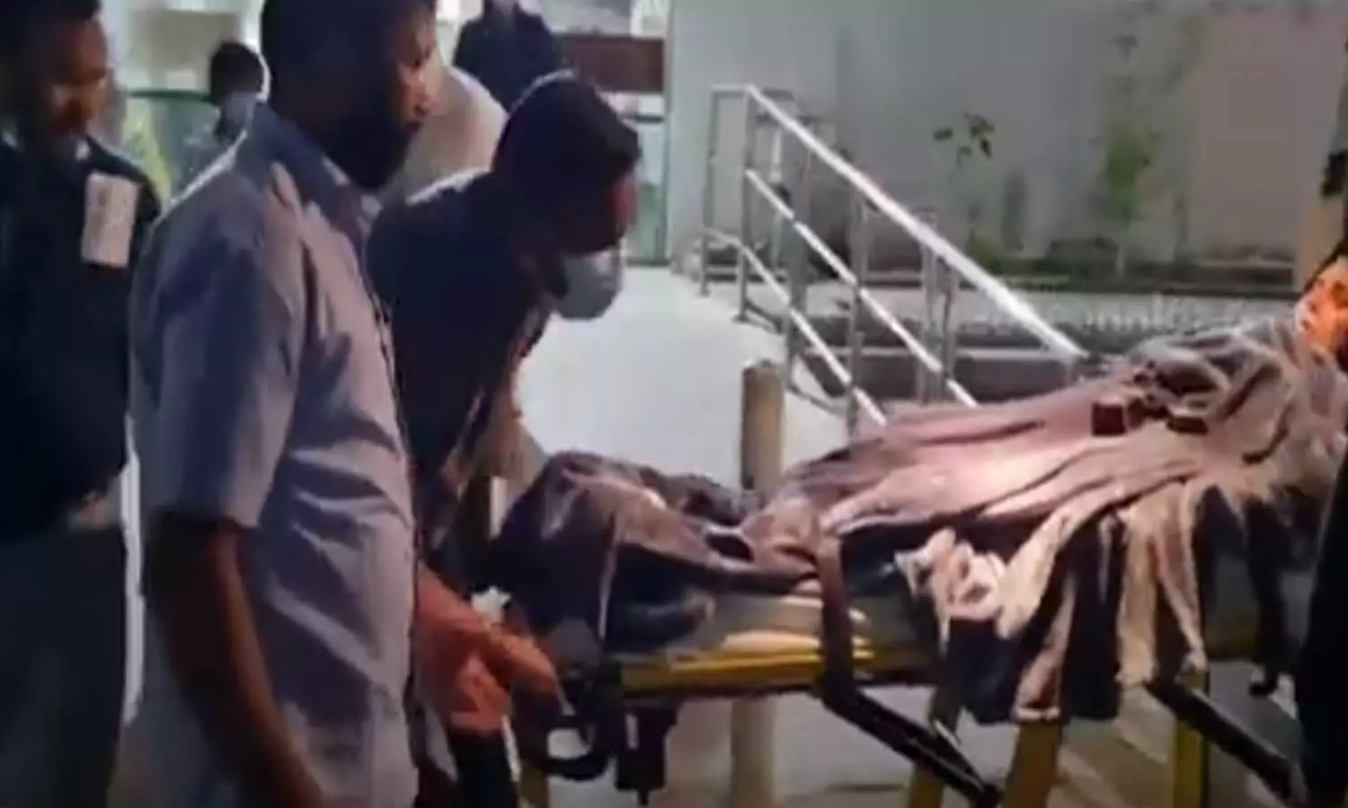 സൌദിയിൽ വാഹനപകടത്തിൽ ഗുരുതരമായി പരിക്കേറ്റ മലയാളി യുവതിയെ തുടർ ചികിത്സക്കായി നാട്ടിലെത്തിച്ചു സൌദിയിൽ വാഹനപകടത്തിൽ ഗുരുതരമായി പരിക്കേറ്റ മലയാളി യുവതിയെ തുടർ ചികിത്സക്കായി നാട്ടിലെത്തിച്ചു