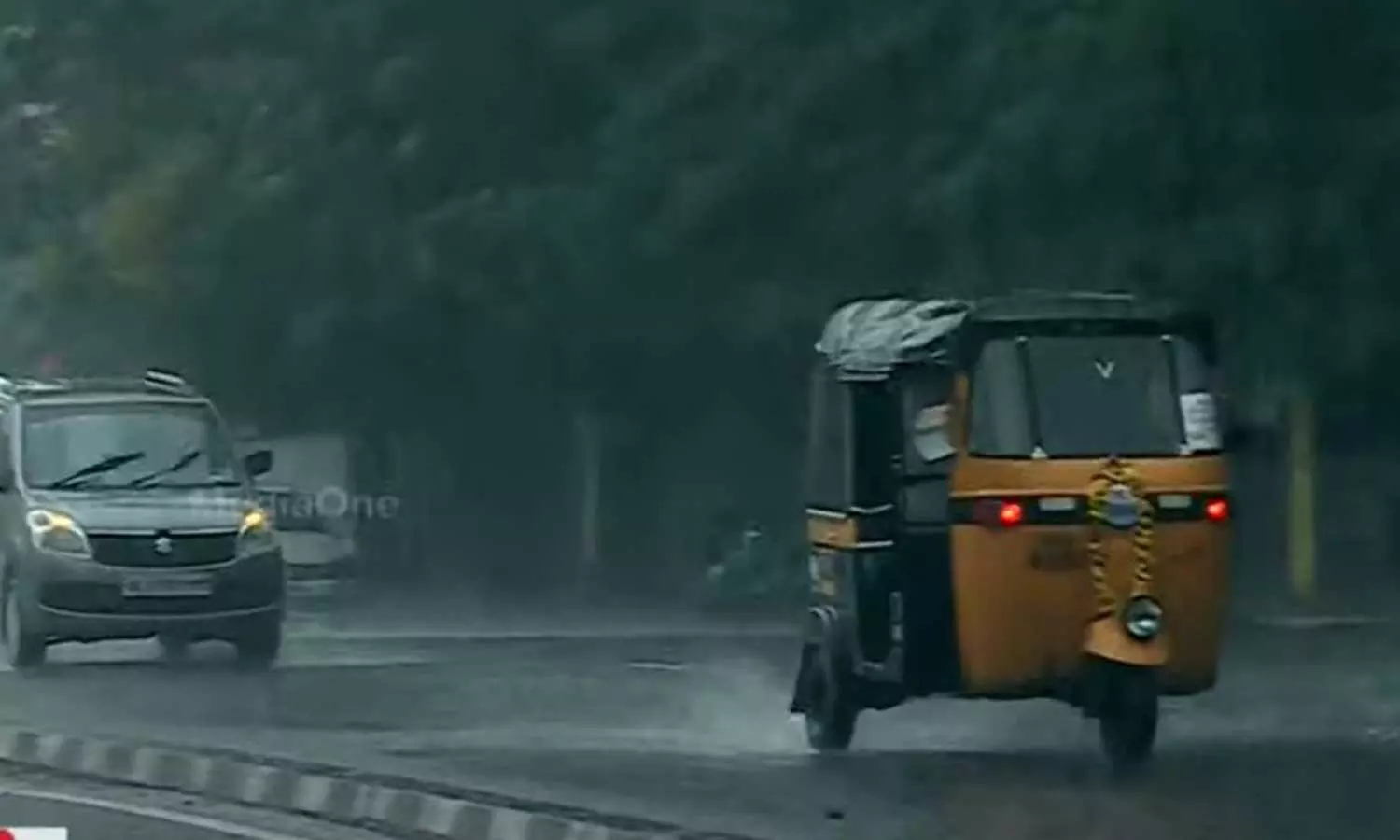 സംസ്ഥാനത്ത് കനത്ത മഴ തുടരുന്നു; എല്ലാ ജില്ലകളിലും ഇന്നും നാളെയും യെല്ലോ അലർട്ട്