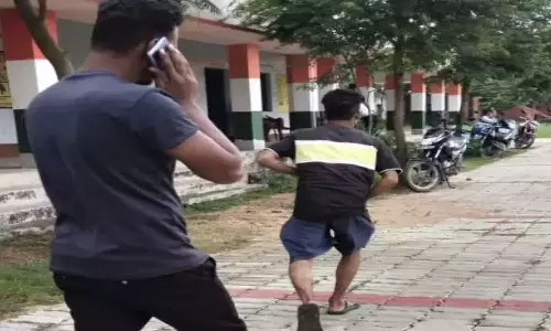 പരീക്ഷക്ക് കുറഞ്ഞ മാർക്ക് നൽകിയതിന് അധ്യാപകനെ വിദ്യാർഥികൾ മരത്തിൽ കെട്ടിയിട്ട് തല്ലി പരീക്ഷക്ക് കുറഞ്ഞ മാർക്ക് നൽകിയതിന് അധ്യാപകനെ വിദ്യാർഥികൾ മരത്തിൽ കെട്ടിയിട്ട് തല്ലി