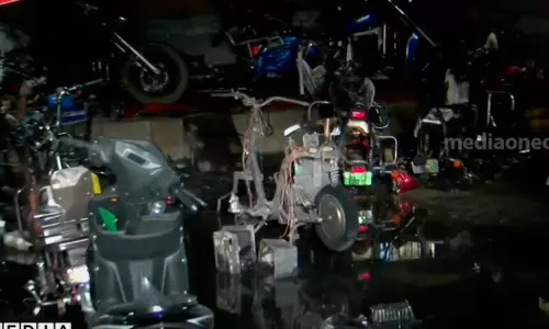 സർവീസ് സെന്ററിൽ തീപിടിത്തം; 10 ഇലക്ട്രിക് സ്‌കൂട്ടറുകൾ കത്തിനശിച്ചു