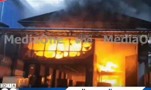 ഇടിമിന്നലേറ്റ് കിടക്ക നിർമാണ ശാലയിൽ തീപിടിത്തം