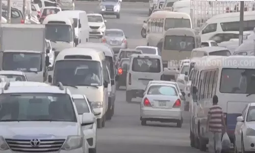 അശ്രദ്ധയോടെ വാഹനം പാർക്ക് ചെയ്യുന്നവർക്കെതിരെ കുവൈത്തിൽ നടപടി കര്ശനമാക്കുന്നു അശ്രദ്ധയോടെ വാഹനം പാർക്ക് ചെയ്യുന്നവർക്കെതിരെ കുവൈത്തിൽ നടപടി കര്ശനമാക്കുന്നു