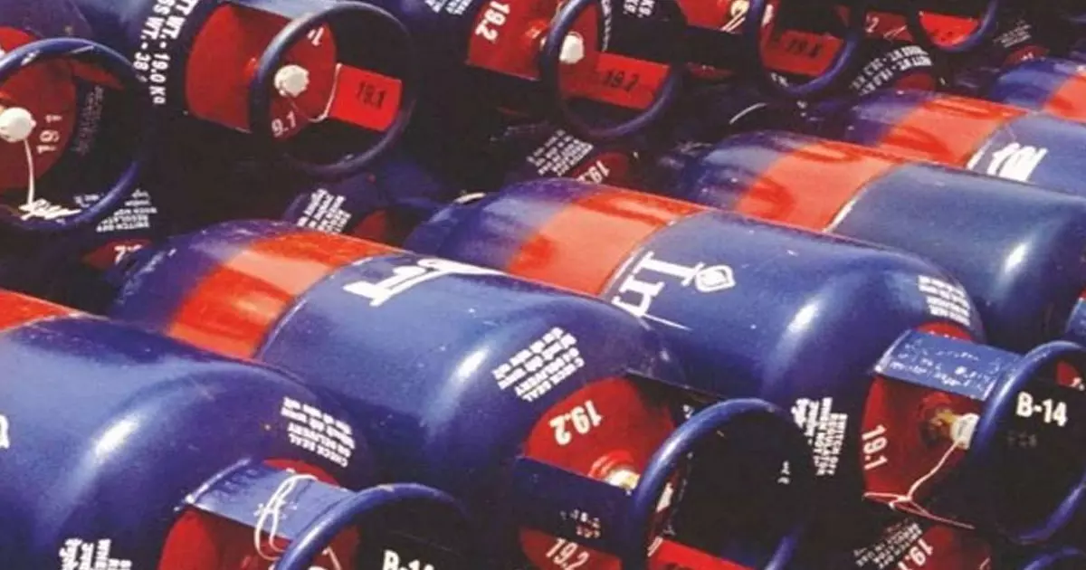 വാണിജ്യ പാചക വാതക വില കുറച്ചു വാണിജ്യ പാചക വാതക വില കുറച്ചു