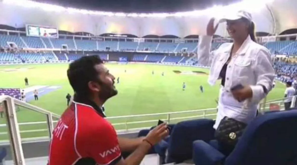 കളി തോറ്റാലെന്താ, കാമുകി യെസ് പറഞ്ഞല്ലോ; സര്‍പ്രൈസ് പ്രപ്പോസലുമായി ഹോങ്കോങ് താരം