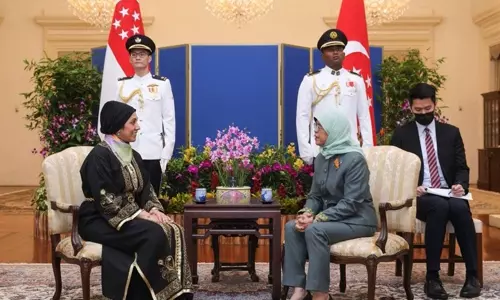 ബഹ്‌റൈൻ അംബാസഡറിൽനിന്ന് സിംഗപ്പൂർ   പ്രസിഡന്റ് നിയമന രേഖകൾ സ്വീകരിച്ചു