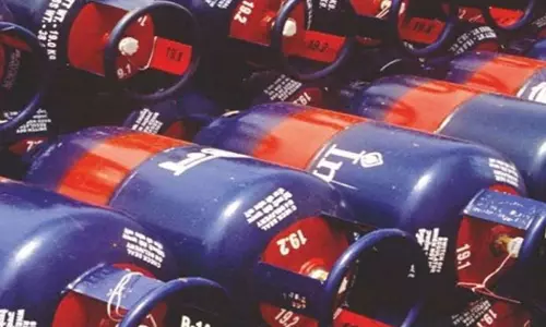 വാണിജ്യ പാചക വാതക വില കുറച്ചു