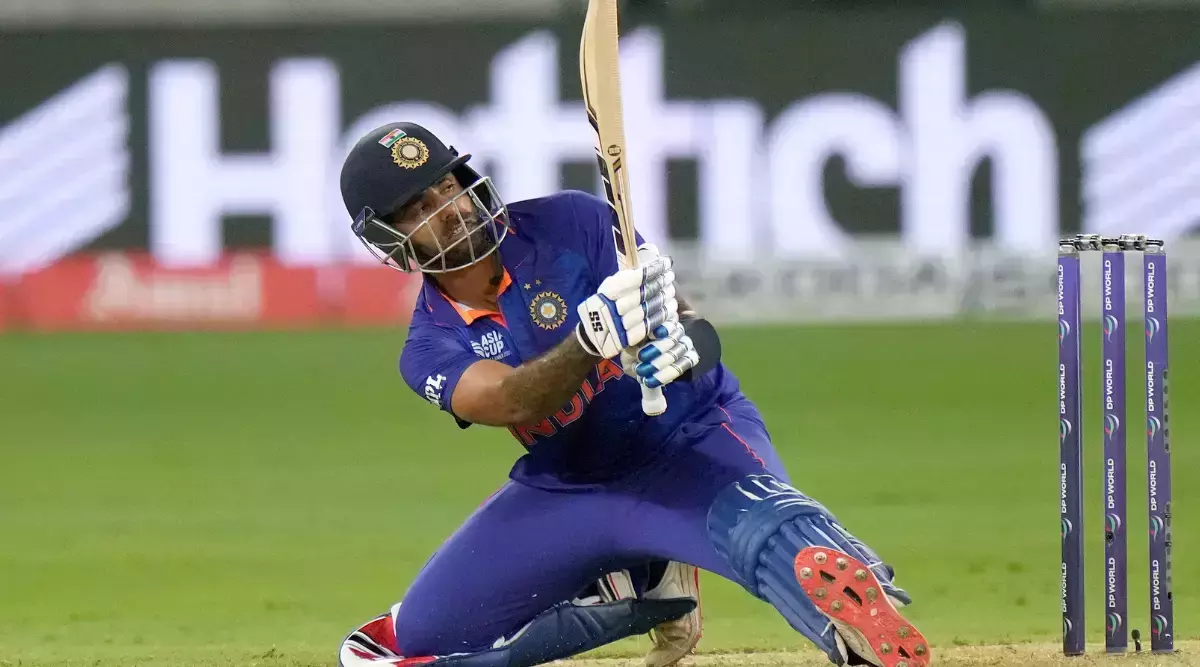 വലതുമാറിയും ഇടതു ചാടിയുമൊക്കെ സിക്സറുകള്‍, കോഹ്‍ലി വരെ തലകുനിച്ചു; മാനംമുട്ടെ സ്കൈ ഷോ