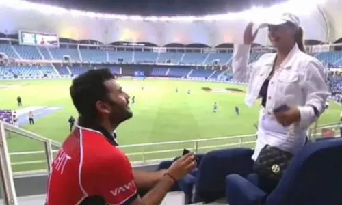 കളി തോറ്റാലെന്താ, കാമുകി യെസ് പറഞ്ഞല്ലോ; സര്പ്രൈസ് പ്രപ്പോസലുമായി ഹോങ്കോങ് താരം കളി തോറ്റാലെന്താ, കാമുകി യെസ് പറഞ്ഞല്ലോ; സര്പ്രൈസ് പ്രപ്പോസലുമായി ഹോങ്കോങ് താരം