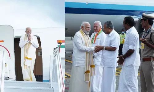 മുണ്ടുടുത്ത് പിണറായിയുടെ കരം ഗ്രഹിച്ച് പ്രധാനമന്ത്രി; മലയാളത്തിൽ ഓണാശംസ