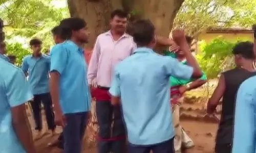 ജാതിയധിക്ഷേപം, പരീക്ഷയിൽ മാർക്കും കുറച്ചു; അധ്യാപകനെ മരത്തിൽ കെട്ടിയിട്ട് തല്ലി വിദ്യാർഥികൾ