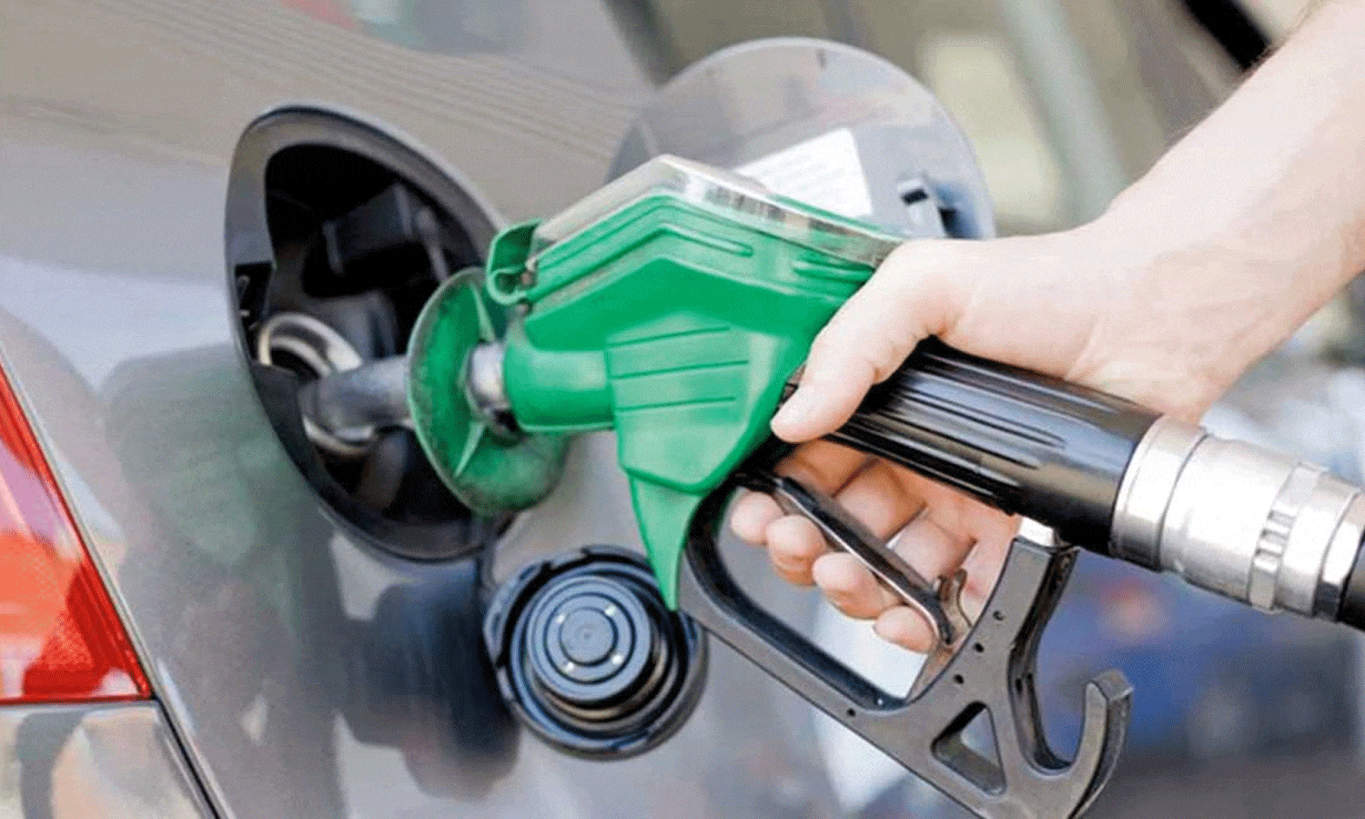 യുഎഇയിൽ ഇന്ധനവില കുറഞ്ഞു; പുതുക്കിയ നിരക്കുകൾ അറിയാം