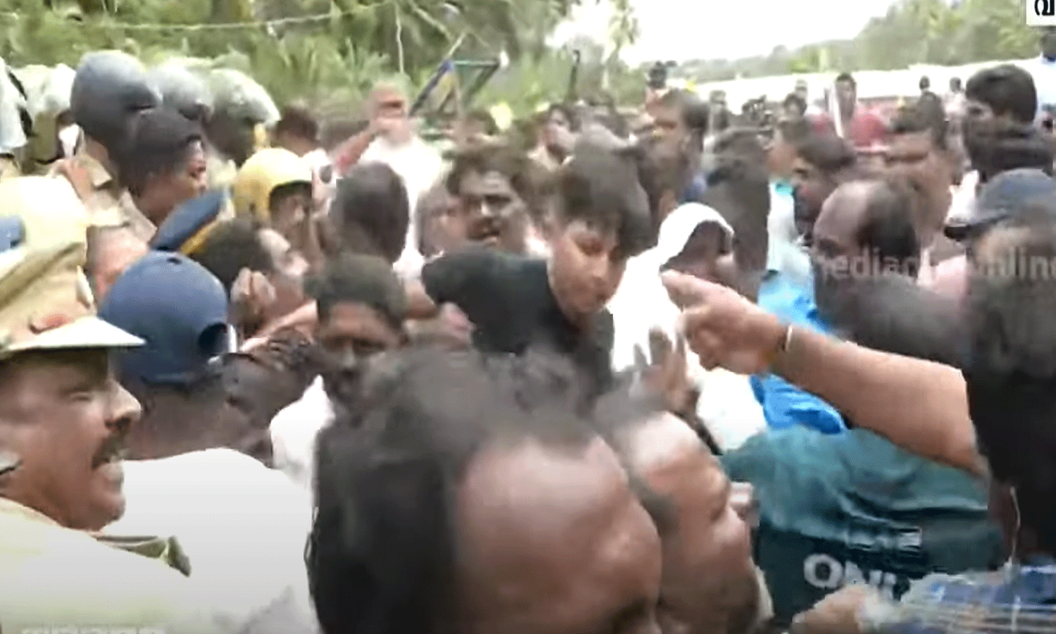 വിഴിഞ്ഞത്ത് സമരക്കാരും പോലീസും തമ്മിൽ സംഘർഷം വിഴിഞ്ഞത്ത് സമരക്കാരും പോലീസും തമ്മിൽ സംഘർഷം