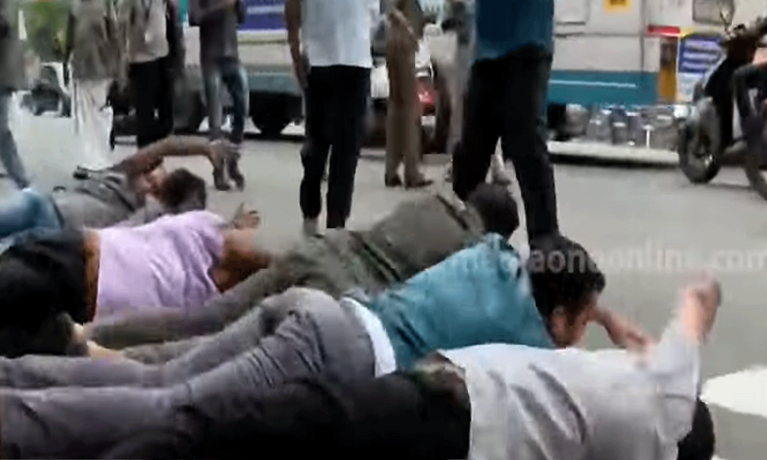 ശമ്പള പ്രതിസന്ധി: കെഎസ്ആർടിസി ജീവനക്കാർ സെക്രട്ടറിയേറ്റിന് മുന്നിൽ ശയനപ്രദക്ഷിണം നടത്തി