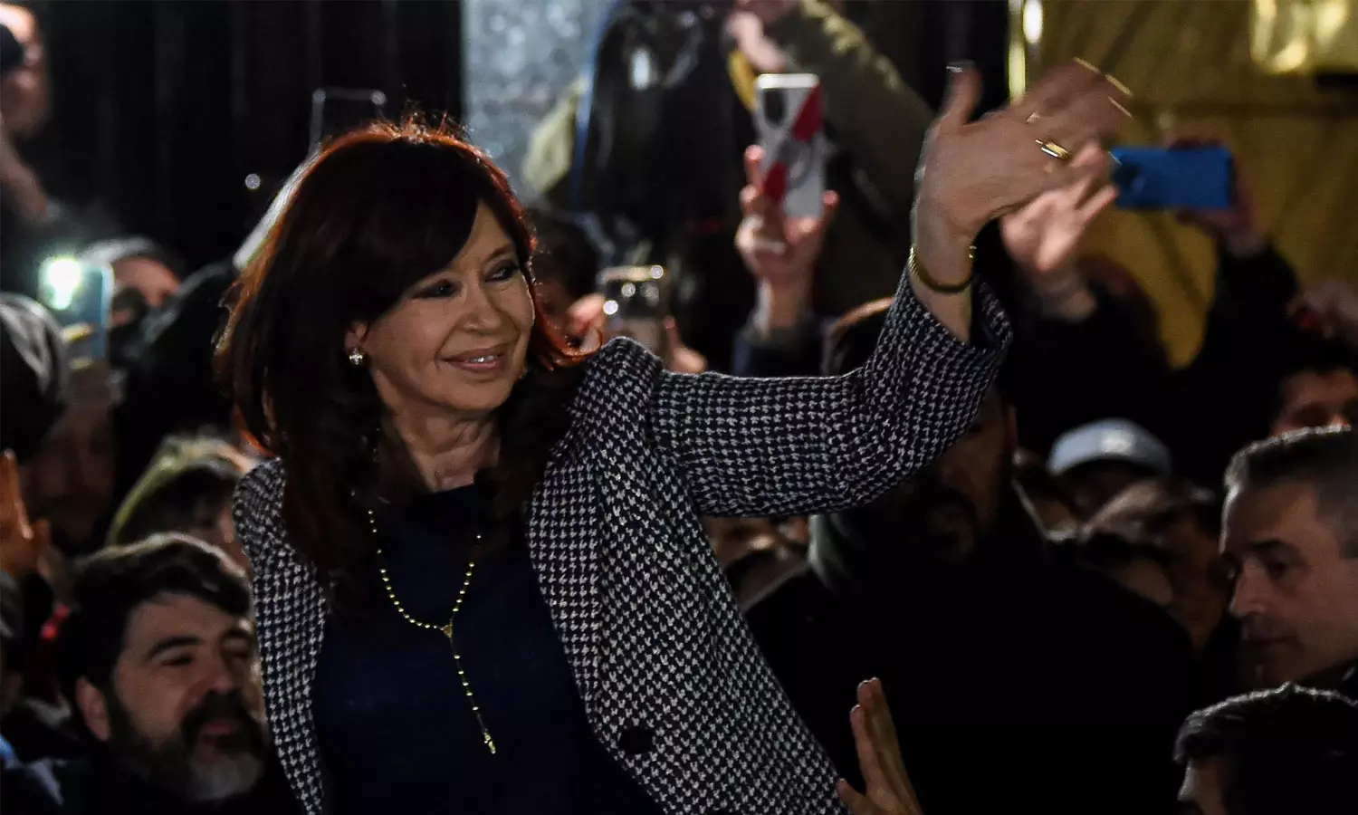 തോക്ക് ചൂണ്ടി ട്രിഗർ വലിച്ചു, പക്ഷെ പൊട്ടിയില്ല; അർജന്റീന വൈസ് പ്രസിഡന്റിനെതിരെ വധശ്രമം- വീഡിയോ