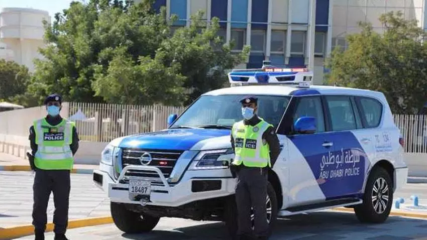 റോഡിന് നടുവിൽ വാഹനം നിർത്തരുത്; ഞെട്ടിക്കുന്ന ദൃശ്യങ്ങൾ പങ്കുവെച്ച് അബൂദബി പൊലീസ് റോഡിന് നടുവിൽ വാഹനം നിർത്തരുത്; ഞെട്ടിക്കുന്ന ദൃശ്യങ്ങൾ പങ്കുവെച്ച് അബൂദബി പൊലീസ്