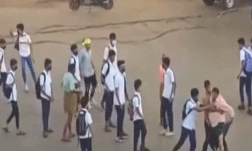 പാലക്കാട് സ്‌കൂൾ വിദ്യാർഥിയെ പൊതുമധ്യത്തിൽ മർദിച്ച് സഹപാഠിയുടെ അച്ഛൻ