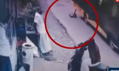 ആലുവയില് എൽ.കെ.ജി വിദ്യാർഥിനി സ്കൂൾ ബസിൽനിന്ന് തെറിച്ചുവീണു ആലുവയില് എൽ.കെ.ജി വിദ്യാർഥിനി സ്കൂൾ ബസിൽനിന്ന് തെറിച്ചുവീണു