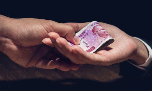 കൈക്കൂലി വാങ്ങുന്നതിനിടെ വില്ലേജ് ഓഫീസർ പിടിയിൽ കൈക്കൂലി വാങ്ങുന്നതിനിടെ വില്ലേജ് ഓഫീസർ പിടിയിൽ