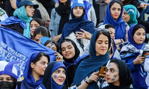 സ്റ്റേഡിയത്തിൽ പെണ്ണാരവം; ഫുട്‌ബോൾ ലീഗിൽ വനിതകൾക്ക് പ്രവേശനം നൽകി ഇറാൻ