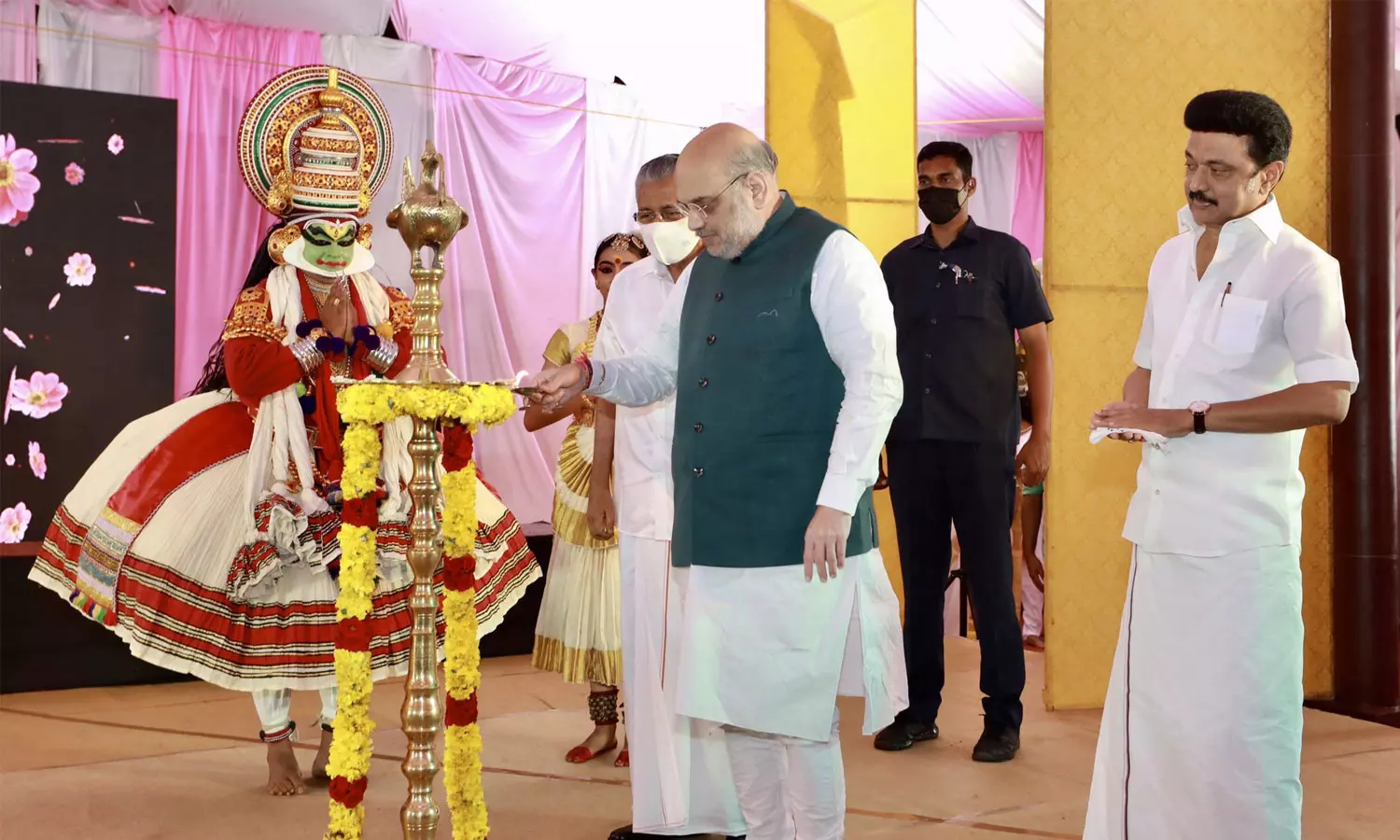 കേരളത്തിന്റെ സമ്പന്നമായ സംസ്കാരത്തിലും പൈതൃകത്തിലും ഓരോ ഇന്ത്യക്കാരനും അഭിമാനിക്കുന്നു: അമിത്ഷാ കേരളത്തിന്റെ സമ്പന്നമായ സംസ്കാരത്തിലും പൈതൃകത്തിലും ഓരോ ഇന്ത്യക്കാരനും അഭിമാനിക്കുന്നു: അമിത്ഷാ