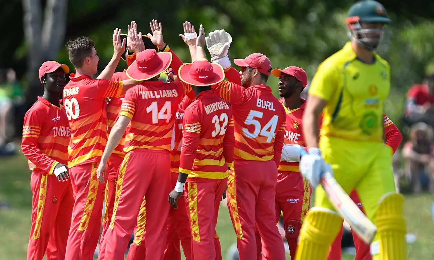 ഓസീസ് മണ്ണിൽ ഒരു സിംബാബ്വേ വീരഗാഥ! ചാരമായി കങ്കാരുക്കള് ഓസീസ് മണ്ണിൽ ഒരു സിംബാബ്വേ വീരഗാഥ! ചാരമായി കങ്കാരുക്കള്