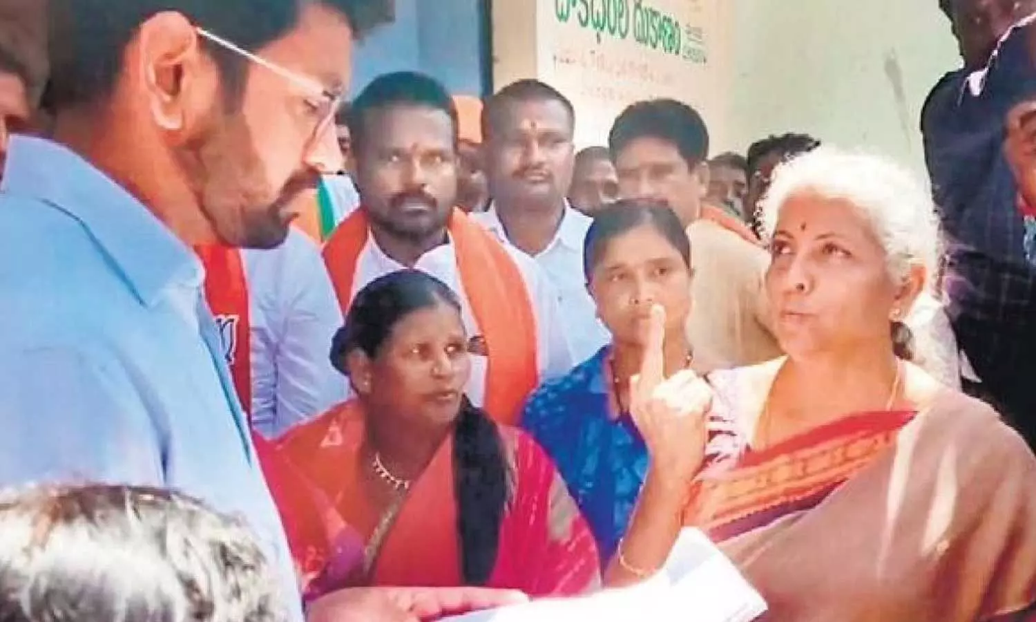 റേഷൻ ഷോപ്പിൽ മോദിയുടെ ചിത്രമില്ല; തെലങ്കാനയിൽ കലക്ടറെ നിർത്തിപ്പൊരിച്ച് നിർമല സീതാരാമൻ