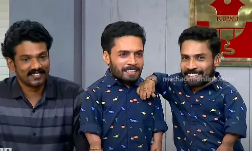 ഇതിലേതാ ശരിക്കും ഞാൻ; ഗിന്നസ് പക്രുവിനെ വിസ്മയിപ്പിച്ച ആ സമ്മാനം ഇതാണ്- വീഡിയോ ഇതിലേതാ ശരിക്കും ഞാൻ; ഗിന്നസ് പക്രുവിനെ വിസ്മയിപ്പിച്ച ആ സമ്മാനം ഇതാണ്- വീഡിയോ