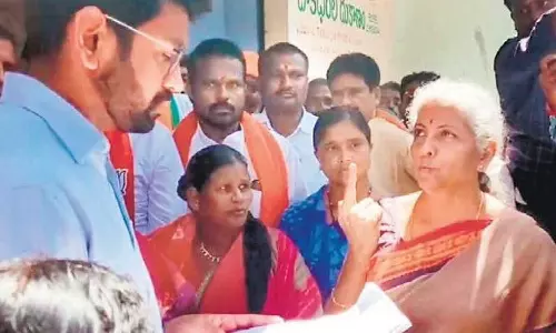 റേഷൻ ഷോപ്പിൽ മോദിയുടെ ചിത്രമില്ല; തെലങ്കാനയിൽ കലക്ടറെ നിർത്തിപ്പൊരിച്ച് നിർമല സീതാരാമൻ