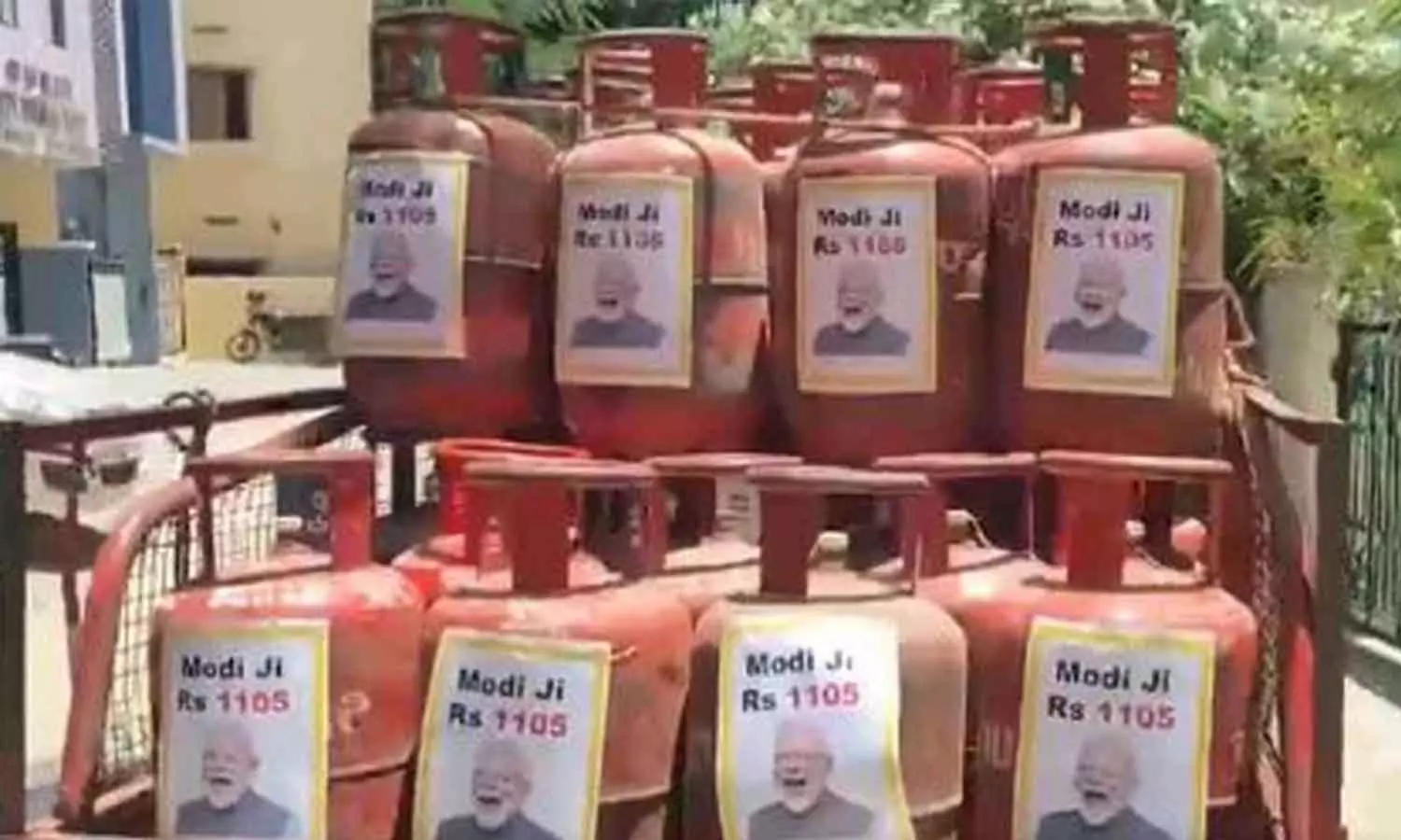 റേഷൻകടയിൽ മോദിയുടെ പടമില്ലാത്തതിന് ക്ഷോഭിച്ച് നിർമല സീതാരാമൻ; ഗ്യാസ് സിലിണ്ടറിൽ പടത്തിനൊപ്പം വിലയും രേഖപ്പെടുത്തി ടിആർഎസിന്റെ മറുപടി