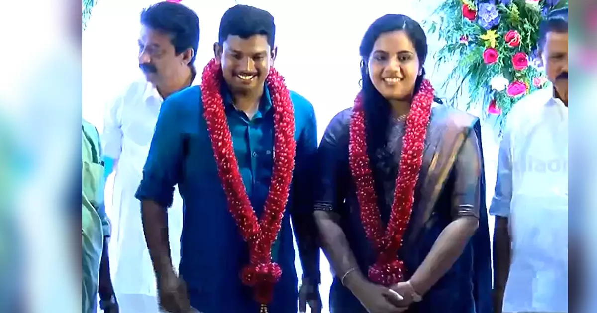 ചുവന്ന പുഷ്പഹാരം പരസ്പരം അണിയിച്ചു; ലളിതം സുന്ദരം ആര്യ-സച്ചിന് വിവാഹം ചുവന്ന പുഷ്പഹാരം പരസ്പരം അണിയിച്ചു; ലളിതം സുന്ദരം ആര്യ-സച്ചിന് വിവാഹം