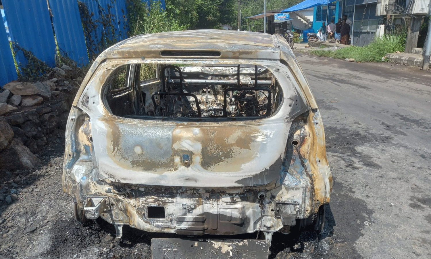 കോഴിക്കോട് കക്കോടിയിൽ ഓടിക്കൊണ്ടിരുന്ന കാറിന് തീപിടിച്ചു കോഴിക്കോട് കക്കോടിയിൽ ഓടിക്കൊണ്ടിരുന്ന കാറിന് തീപിടിച്ചു