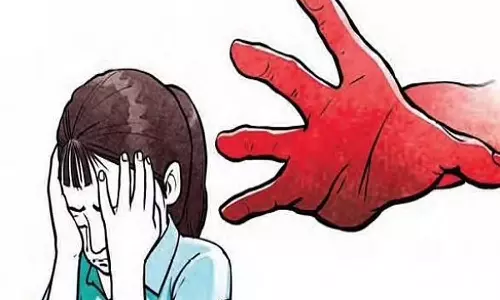 സിഗരറ്റ് വലിക്കുന്നത് കണ്ടു; ആറാം ക്ളാസുകാരിയുടെ മുടി മുറിച്ച് സീനിയേഴ്സ് സിഗരറ്റ് വലിക്കുന്നത് കണ്ടു; ആറാം ക്ളാസുകാരിയുടെ മുടി മുറിച്ച് സീനിയേഴ്സ്