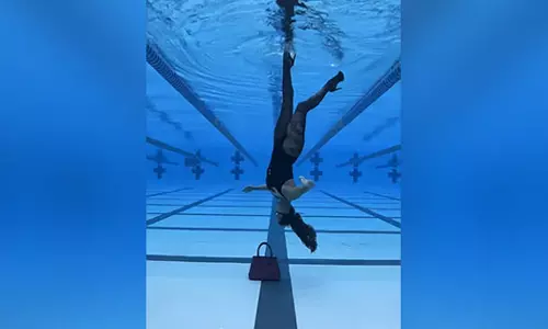 നീന്തല്‍ക്കുളത്തില്‍ തലകീഴായി നടന്ന് യുവതി; വിഡിയോ വൈറല്‍