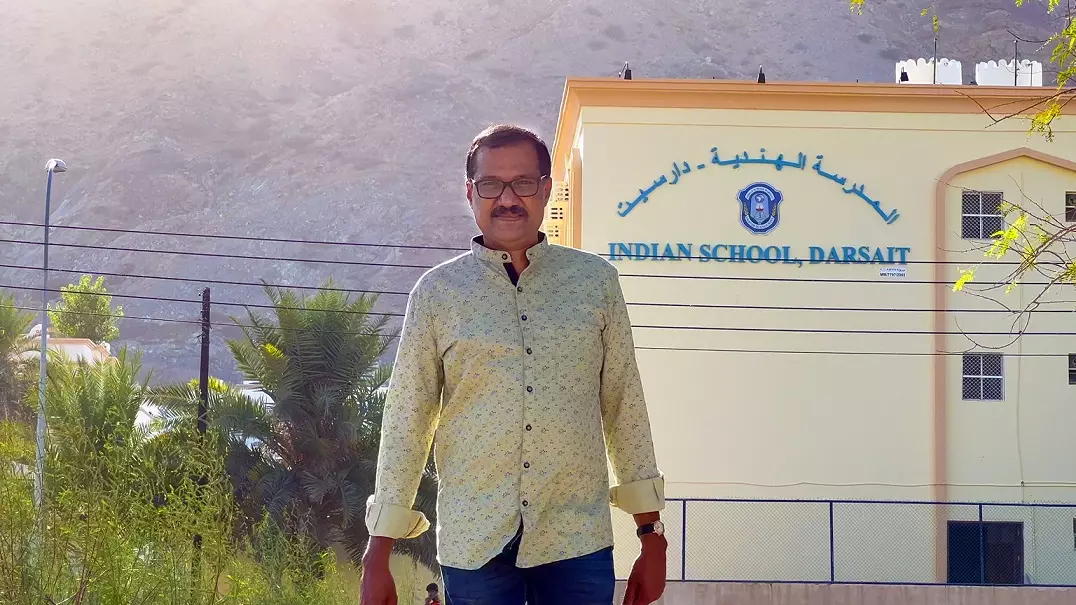 അധ്യാപകദിനത്തിൽ വിദ്യാർഥികളുടെ പ്രിയങ്കരനായ രാധാകൃഷ്ണ കുറുപ്പ് സാർ പടിയിറങ്ങുന്നു അധ്യാപകദിനത്തിൽ വിദ്യാർഥികളുടെ പ്രിയങ്കരനായ രാധാകൃഷ്ണ കുറുപ്പ് സാർ പടിയിറങ്ങുന്നു