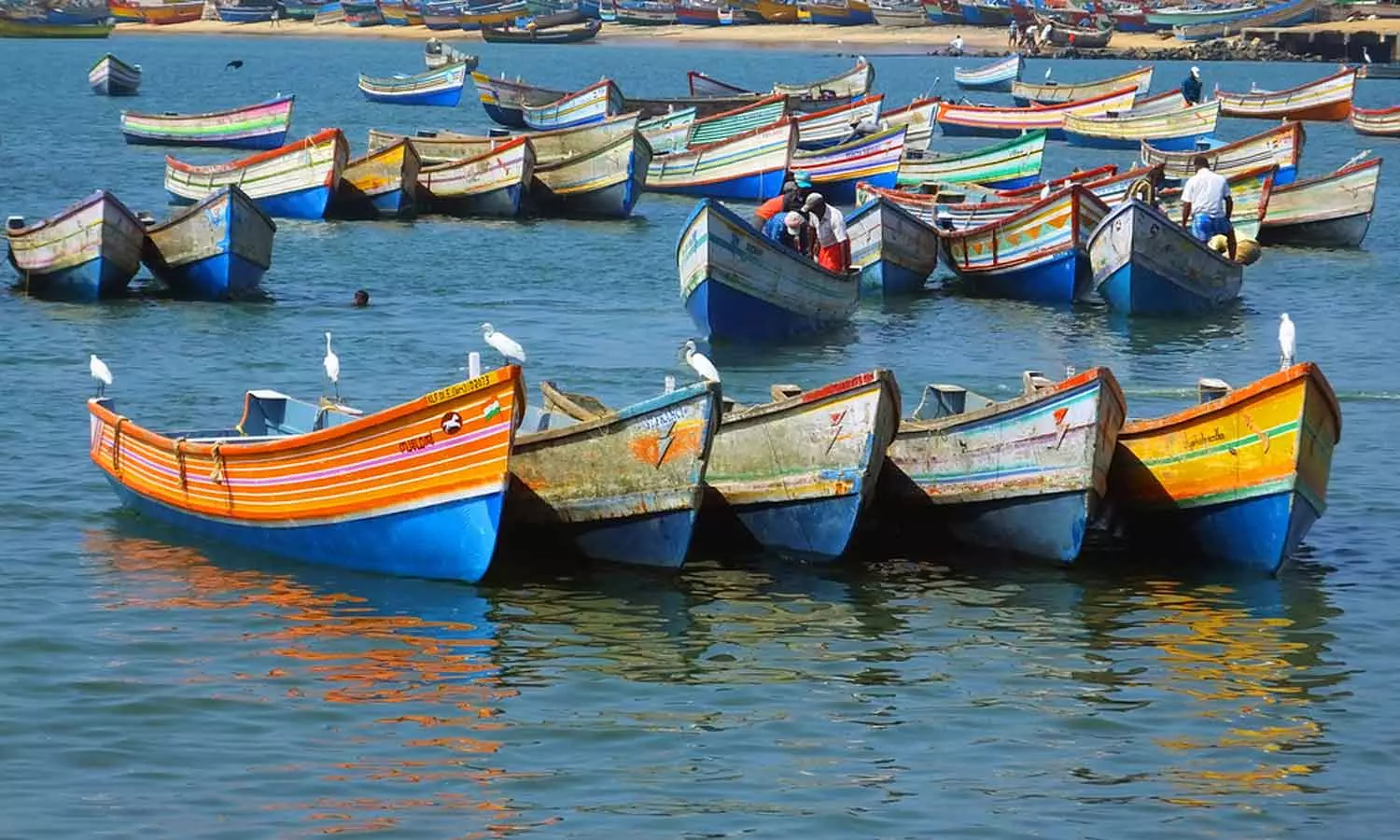 തിരുവനന്തപുരത്ത് മത്സ്യബന്ധനത്തിന് പോയ വള്ളം മറിഞ്ഞു: 25 പേർക്കായി തെരച്ചിൽ