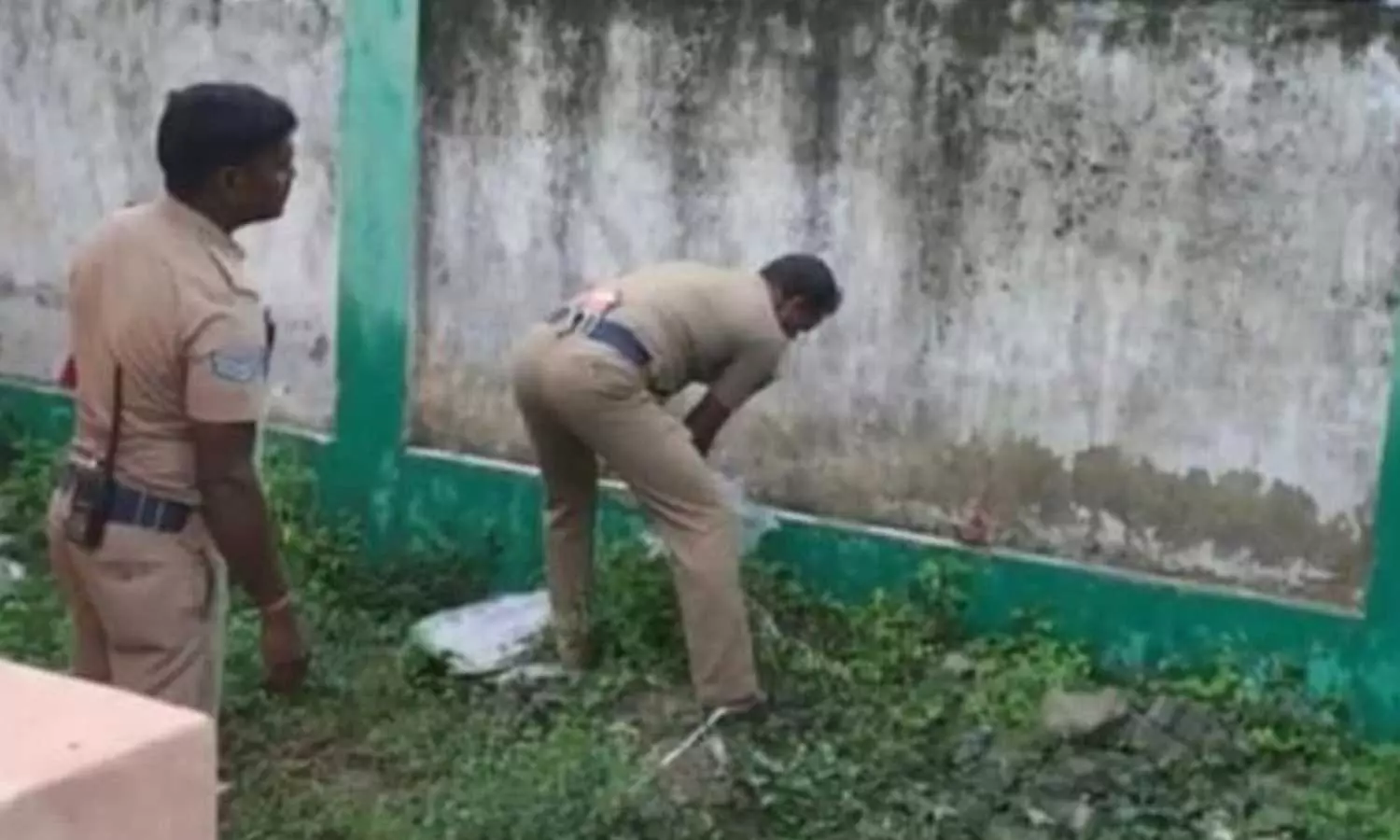 പ്ലസ്‌വൺ വിദ്യാർത്ഥിനി സ്‌കൂൾ ബാത്‌റൂമിൽ പ്രസവിച്ചു; കുഞ്ഞിനെ കാട്ടിൽ ഉപേക്ഷിച്ച് രക്ഷപ്പെട്ടു