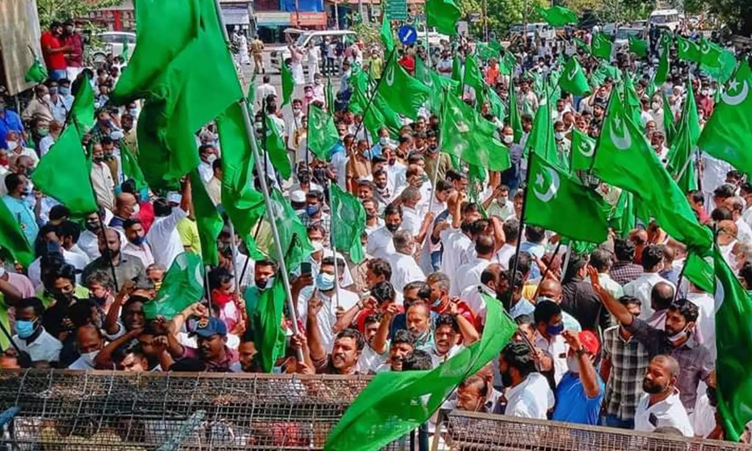 മുസ്ലിം ലീഗിനെ നിരോധിക്കുമോ? കേന്ദ്ര സർക്കാരിനും തെരഞ്ഞെടുപ്പ് കമ്മീഷനും സുപ്രിംകോടതി നോട്ടിസ് മുസ്ലിം ലീഗിനെ നിരോധിക്കുമോ? കേന്ദ്ര സർക്കാരിനും തെരഞ്ഞെടുപ്പ് കമ്മീഷനും സുപ്രിംകോടതി നോട്ടിസ്