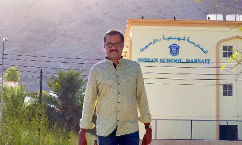 അധ്യാപകദിനത്തിൽ വിദ്യാർഥികളുടെ പ്രിയങ്കരനായ രാധാകൃഷ്ണ കുറുപ്പ് സാർ പടിയിറങ്ങുന്നു അധ്യാപകദിനത്തിൽ വിദ്യാർഥികളുടെ പ്രിയങ്കരനായ രാധാകൃഷ്ണ കുറുപ്പ് സാർ പടിയിറങ്ങുന്നു