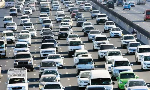 ദുബൈയിൽ ശെയ്ഖ് സായിദ് റോഡിൽ   വാഹനാപകടത്തെ തുടർന്ന് ഗതാഗതക്കുരുക്ക്