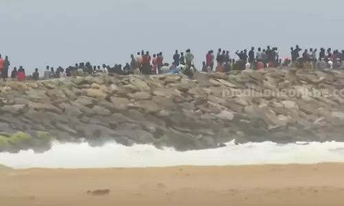 മുതലപ്പൊഴി ബോട്ട് അപകടം: മൂന്ന് പേരെ കണ്ടെത്താനായില്ല