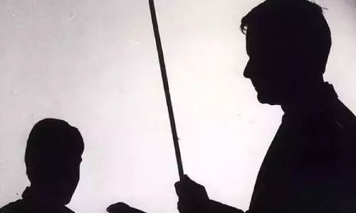 സ്വന്തം ബൈക്കിൽ തൊട്ടതിന് ഹെഡ്മാസ്റ്റർ ദലിത് വിദ്യാർത്ഥിയെ ക്രൂരമായി മർദിച്ച് മുറിയിൽ പൂട്ടിയിട്ടു; പ്രതിഷേധത്തിനു പിന്നാലെ സസ്‌പെൻഷൻ